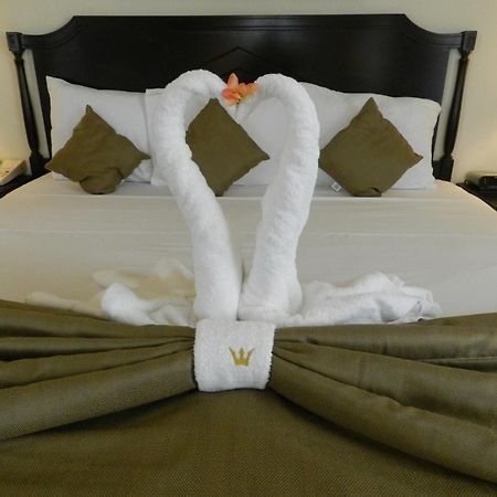 Hotel Victoria Мерида Экстерьер фото A bed with a towel swan