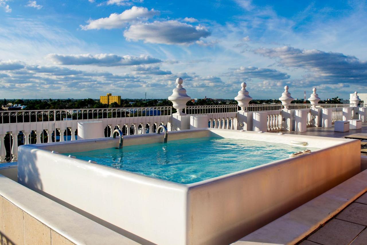 Hotel Victoria Мерида Экстерьер фото Rooftop pool at the W South Beach