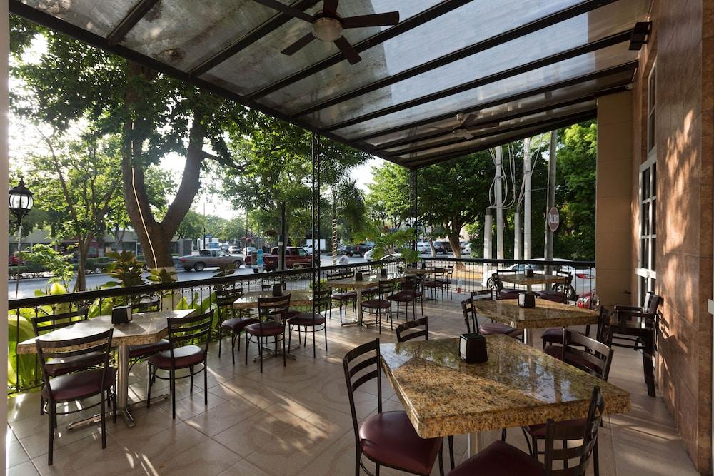 Hotel Victoria Мерида Экстерьер фото The patio at the restaurant
