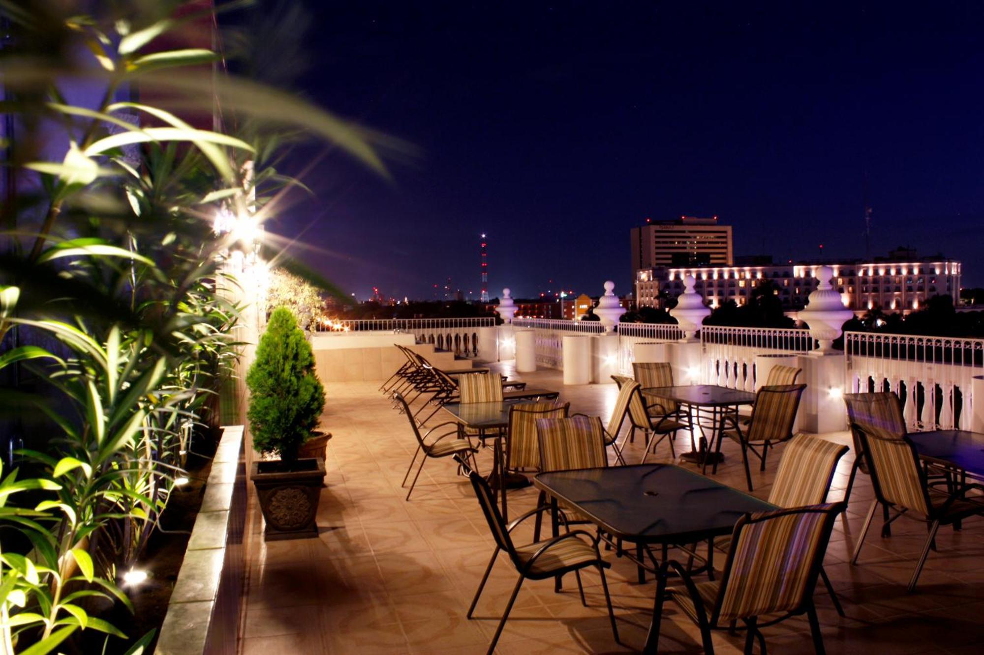 Hotel Victoria Мерида Экстерьер фото Rooftop bar at the Hotel